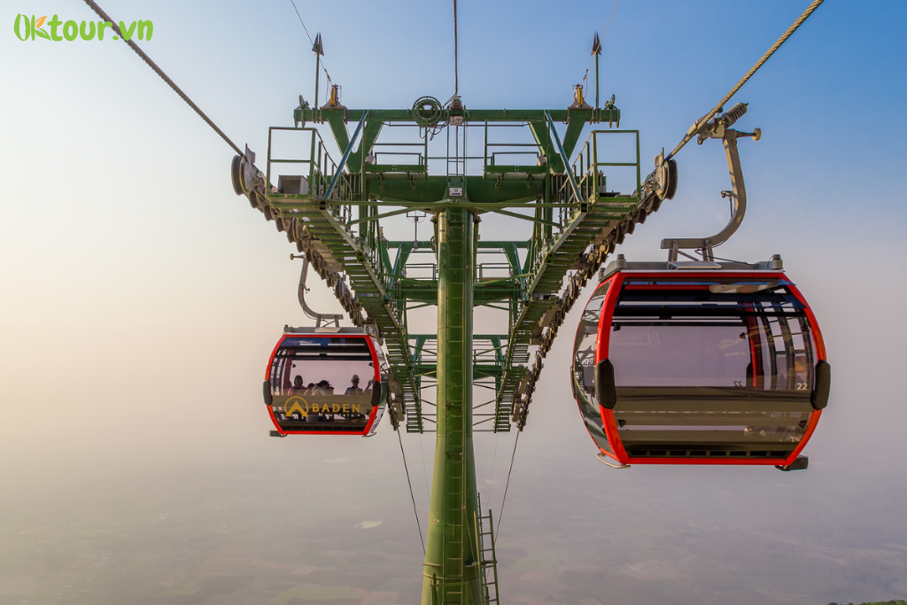 Cáp treo Sun World Ba Den đi lên đỉnh núi