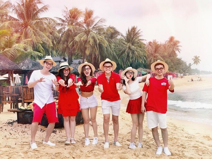 Nhớ mặc đồ có màu rực rỡ check-in ngày Tết nhé