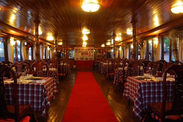 ĂN TỐI TRÊN TÀU SÔNG SÀI GÒN – TRẢI NGHIỆM DU THUYỀN SANG TRỌNG